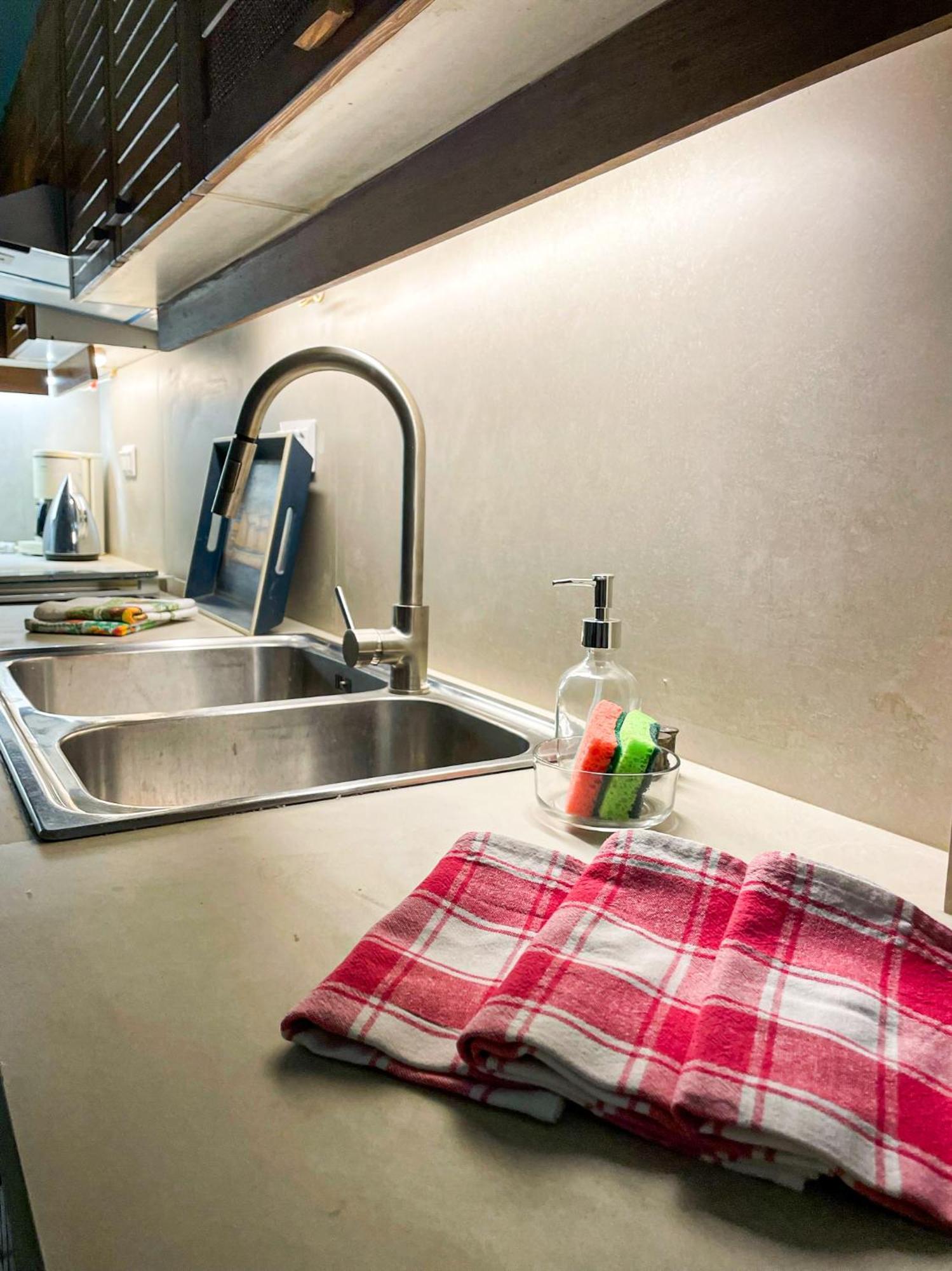 Apartment Near Metro + Port ピレウス エクステリア 写真